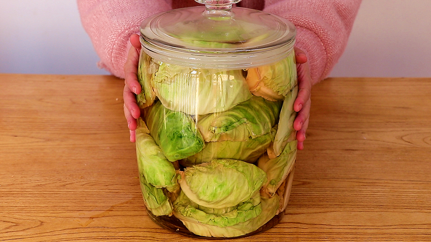 老坛盐水泡菜：传统配方做法，一次秘制5斤包菜，酸爽开胃解油腻