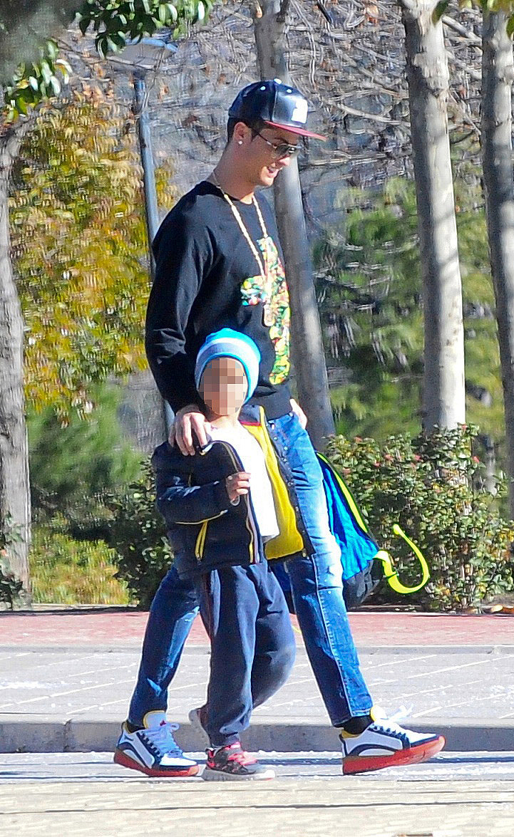 2015年1月19日,西班牙马德里,c罗不受分手影响兼职奶爸,送儿子上学尽