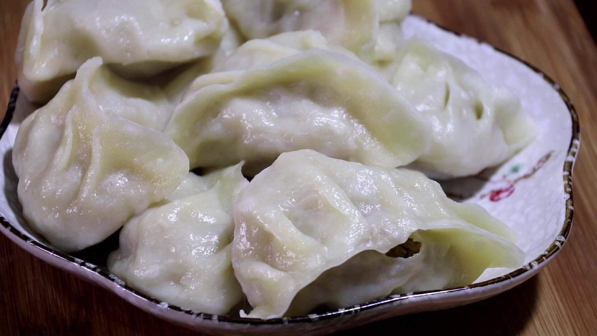 蒸饺用凉水还是温水和面好?难怪做出来皮发硬,原来是你做错了