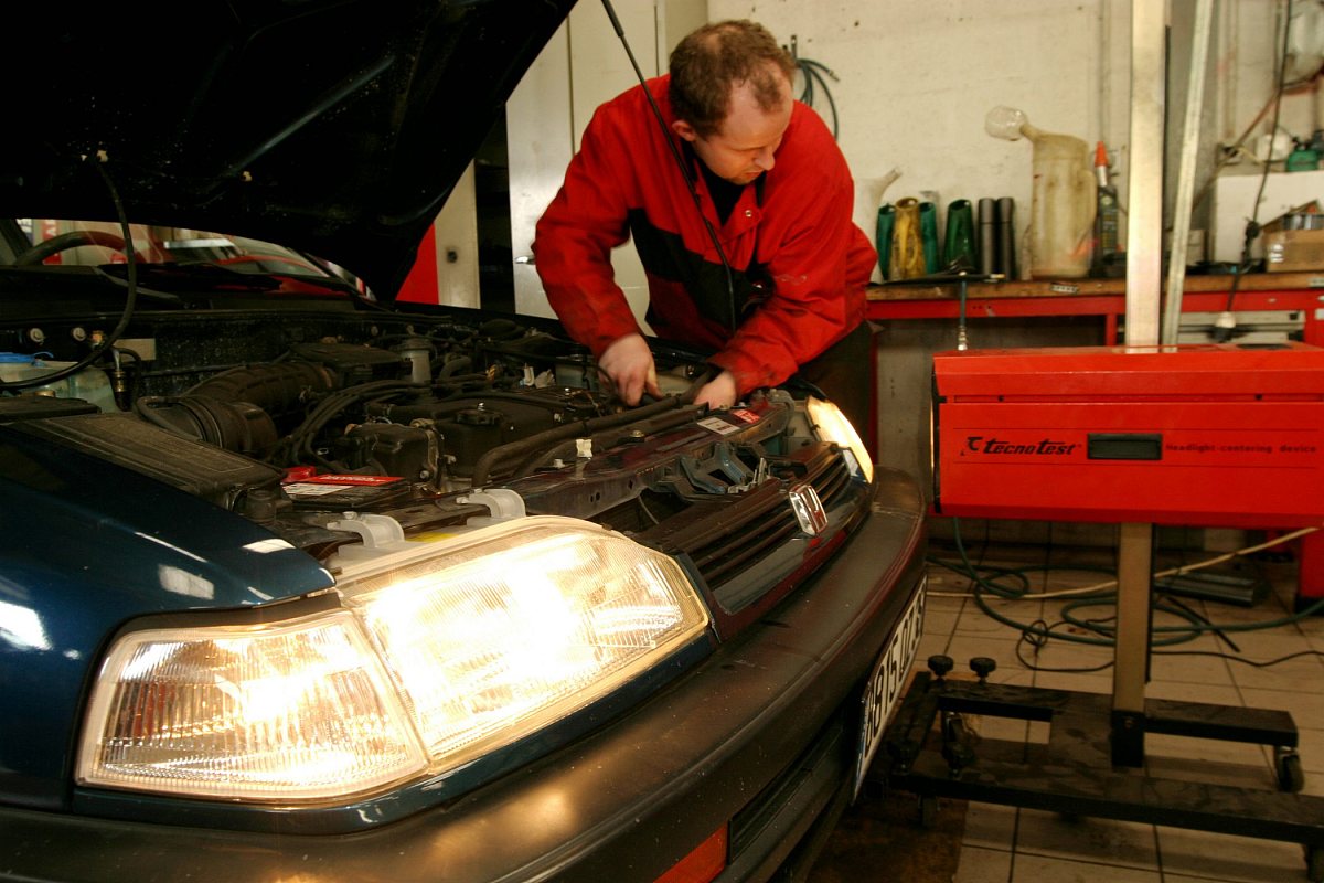 请补充这段条款，使它更有利于乙方：七、售后服务
设备的一般故障：乙方在接到甲方的电话报修4小时内由乙方工程师电话答复，如遇甲方不能解决的设备故障时，乙方在接通知后的72小时内到达甲方现场，并在到达后的24小时内排除故障（大部件及进口仪表或遇特殊情况的到时双方可另行协商约定）。