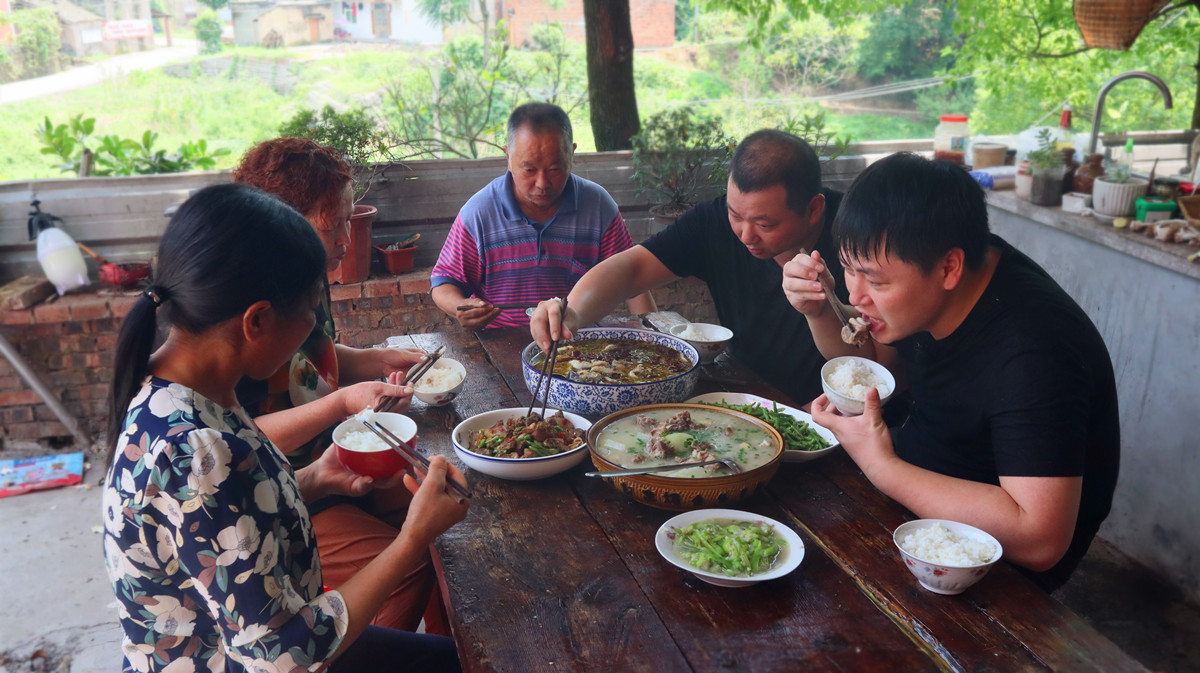 2斤排骨1道冬瓜排骨汤,给嫂子的月子餐,德哥和家人也吃得开心