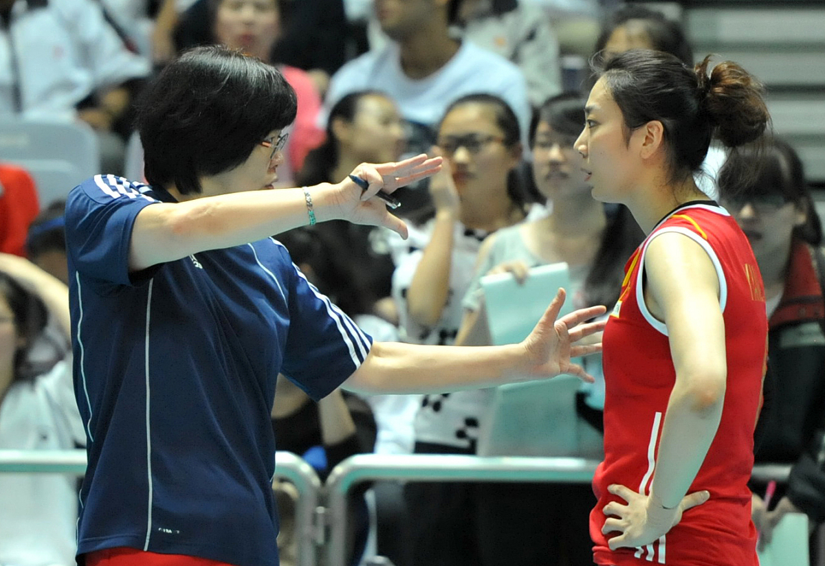 写一篇女排偷偷摸腋下的新闻报告