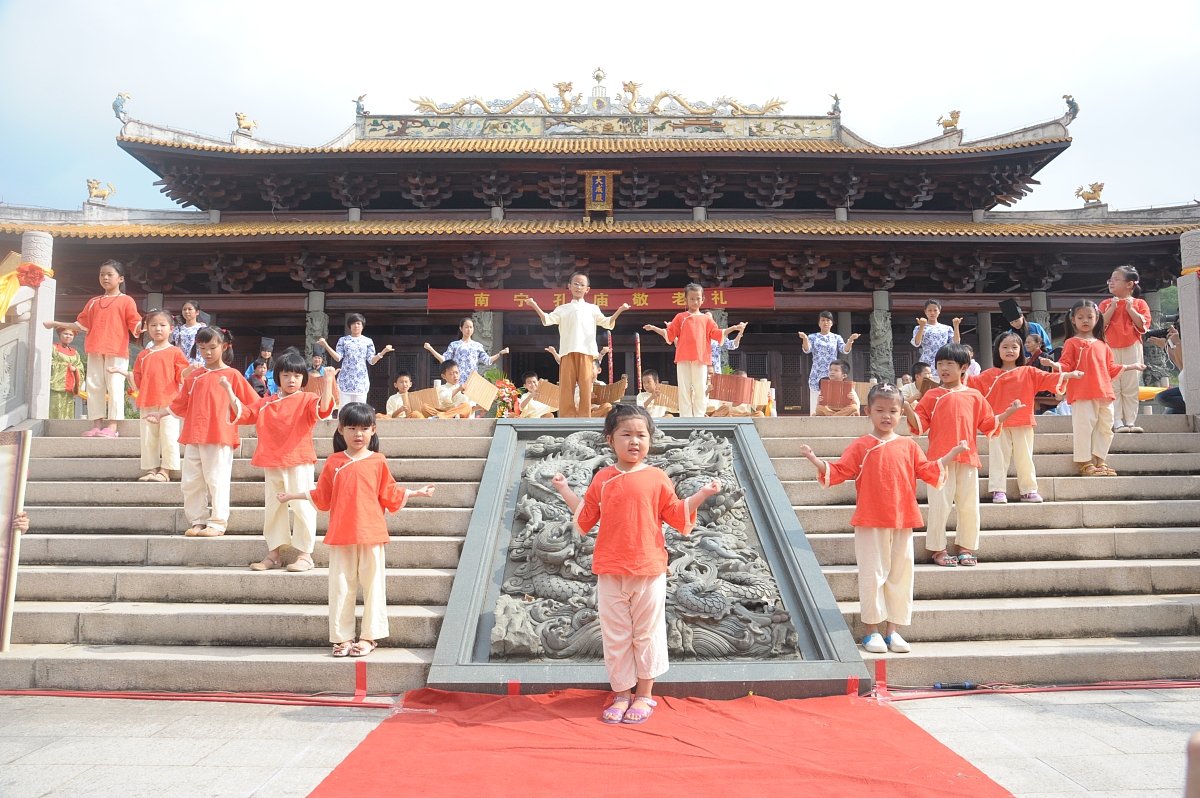 中日文化传统差异：儒家、宗教、社会结构和饮食对比