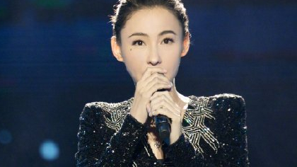 【张柏芝现身活动,前凸后翘大长腿,一点都不像三个孩子的妈妈】8月23日,有媒体在社交平台发