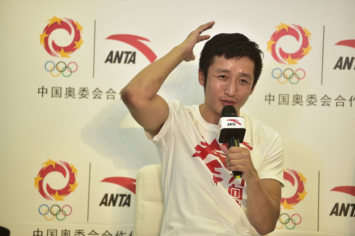 请给我20条主持人在舞台上时每个节目之间的报幕与串词