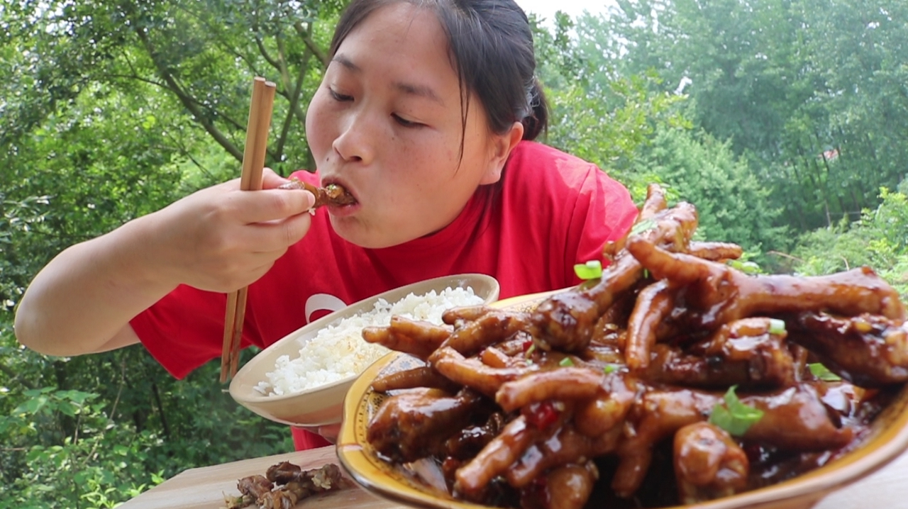 3斤鸡爪2斤饭,胖妹做香辣鸡爪,两手抱着啃,这次可算吃过瘾了