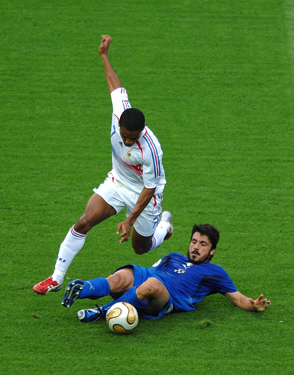 gennaro gattuso tackles france's florent <strong>m</strong>alouda+++_+++世界杯