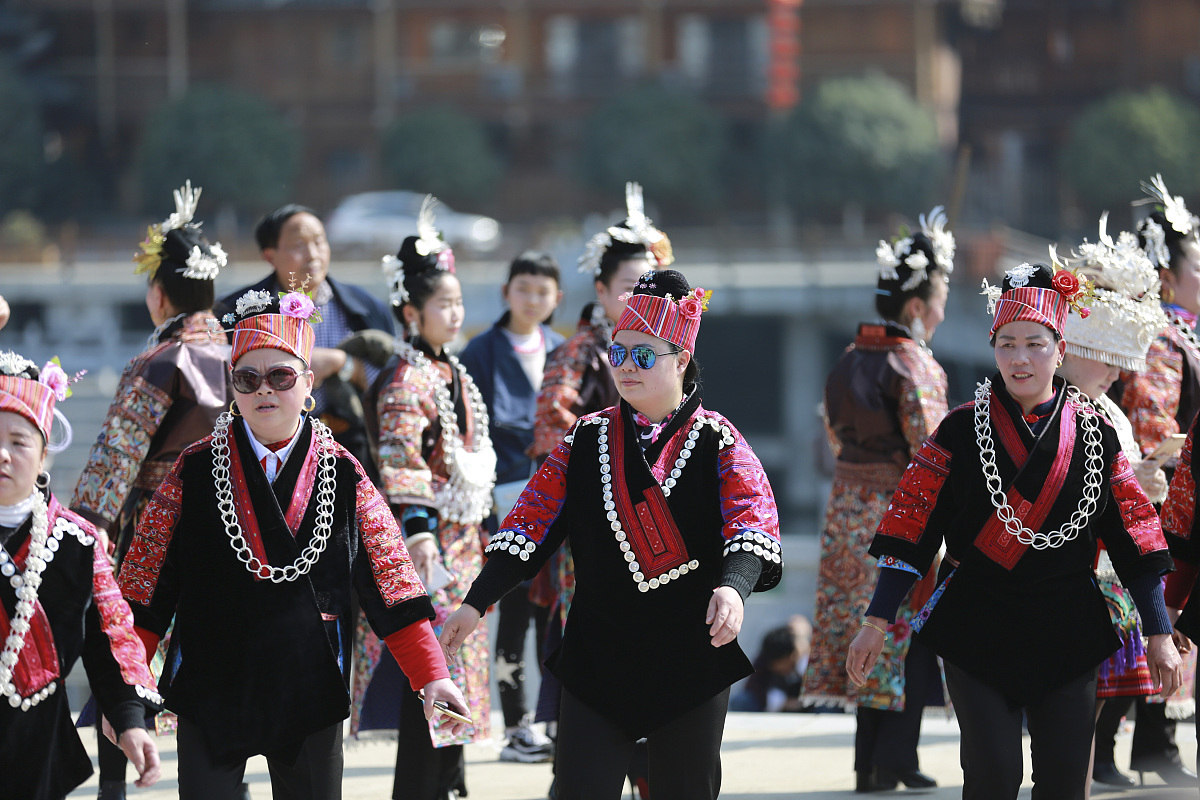 在长期的历史发展中湘西苗族已经形成了特有的民族文化并在不断的发展中形成了强大的民族精神文化激发和鼓舞着苗族人民英勇无畏、乐观生活。而鼓舞作为苗族人民的崇高精神寄托更是代表了一种民族文化的团结和鼓舞让苗族人民在历史长河中勇往无前并拥有更坚强的理性信念支撑着一代代苗家人对生活的向往。作为苗家人勤劳智慧的艺术结晶花鼓舞充分地展现了苗族人民的伟大民族精神和理想向往这是一个民族长期屹立的重要标志和价值体现。