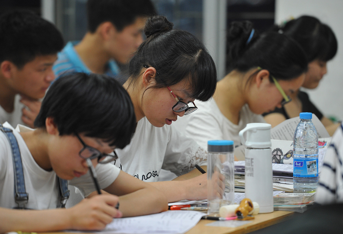 高中科学竞赛：父母的爱与支持激励我获得第一名
