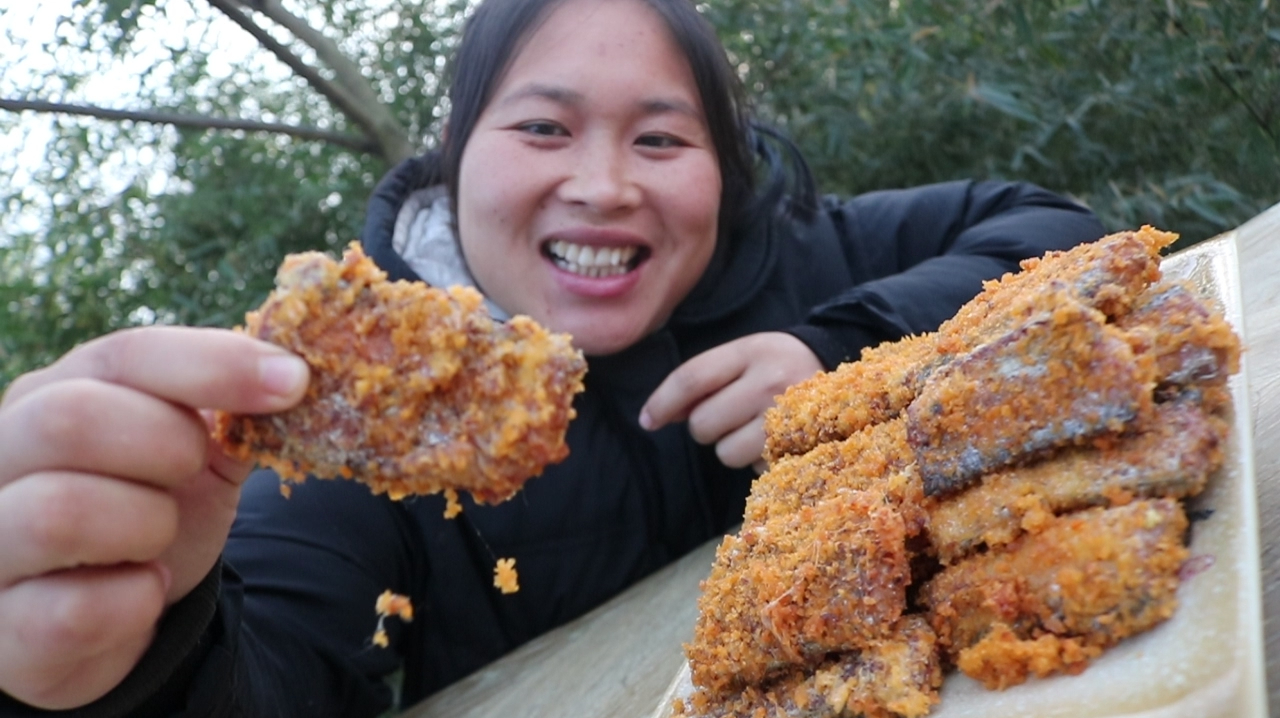 胖妹30元买4条海鱼,煎熟喷香!非常鲜,手拿着啃,别有一番风味