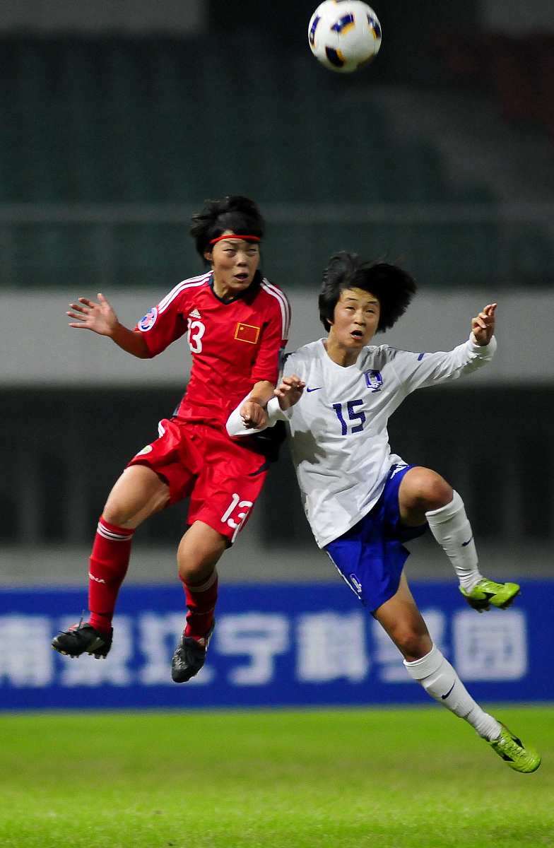 李梦雯争抢头球***_***2011年11月13日,江苏省南京市,2011u16女足亚锦