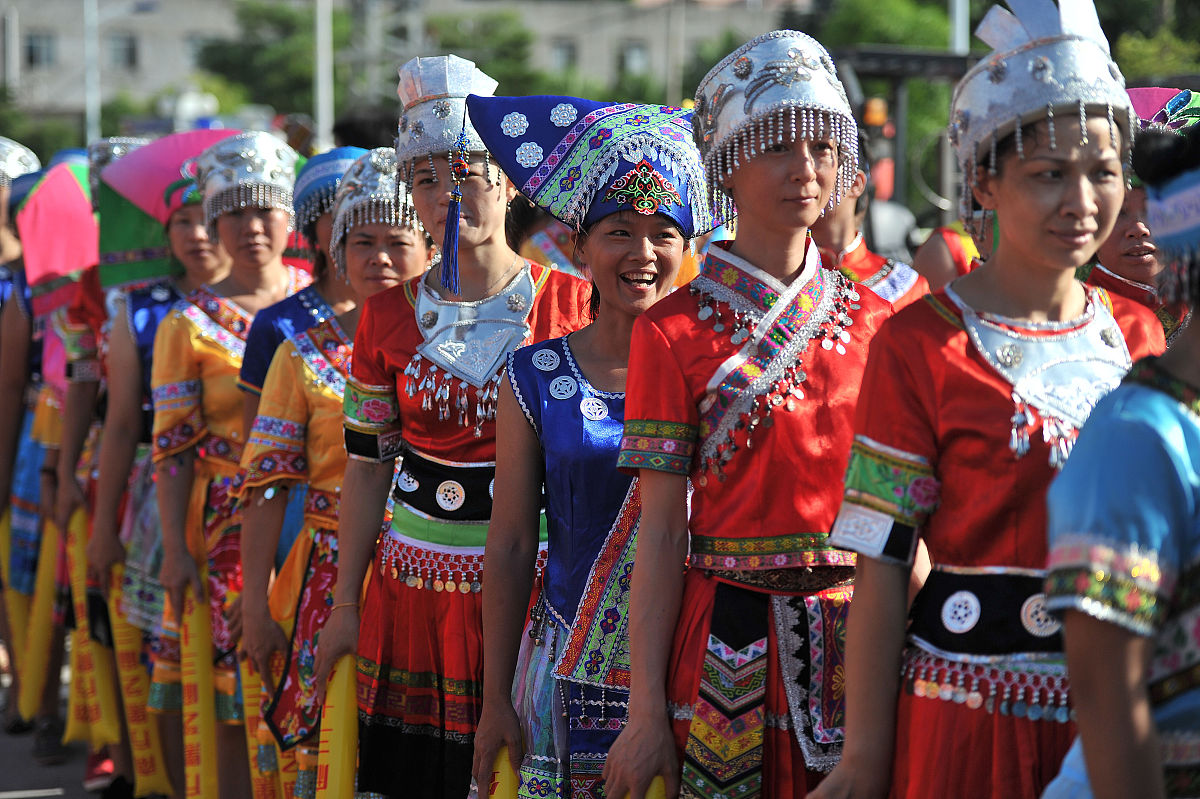 2014年8月27日,广西容县街头,898名当地人同磨黑芝麻糊.随后直径3.49