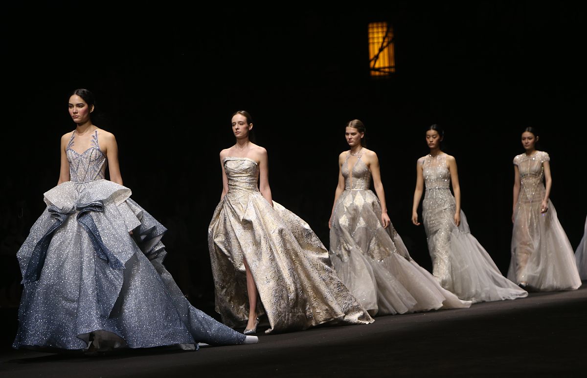 华伦天奴：意大利高级时装与奢华的象征