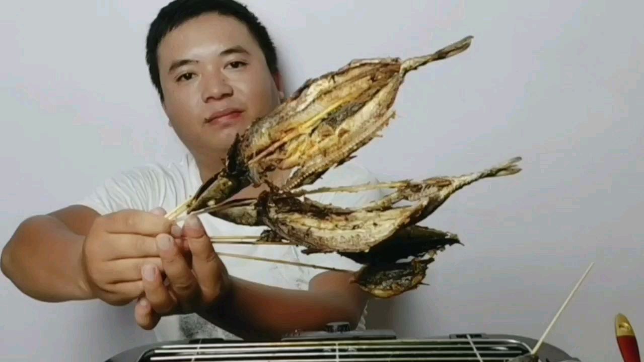 发现家里有3条秋刀鱼,小伙拿来烤烧烤,连鱼骨都烤的脆香香的