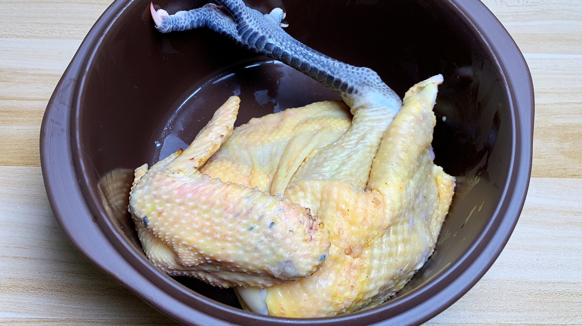 我家最爱喝的一锅鸡汤,材料和做法都很简单,清爽真好喝