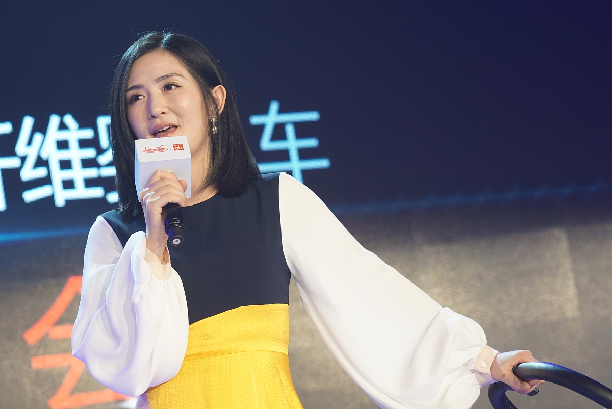 谢娜产后复出双下巴与尖下巴并存 穿灯笼袖长裙叉腰秀美腿