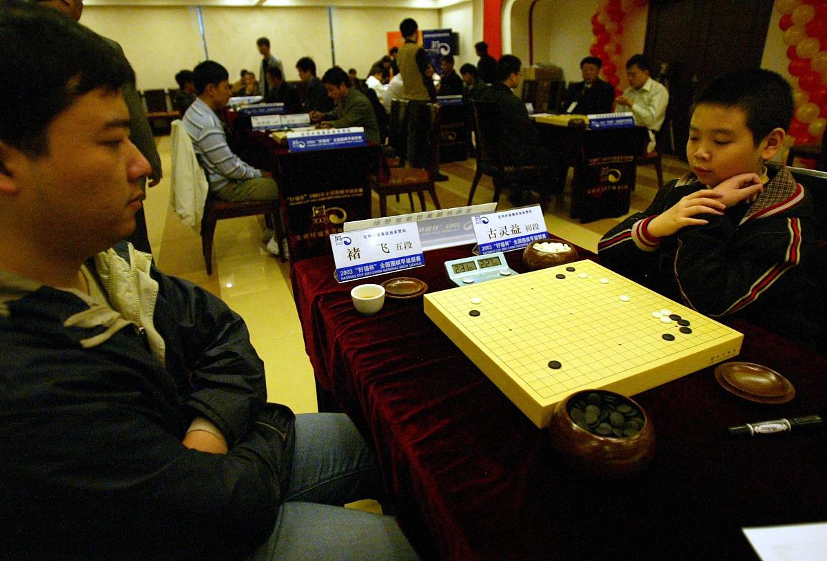古灵益初段对阵褚飞五段,别看人小,但下棋一样有大人的样子.+++_+++围