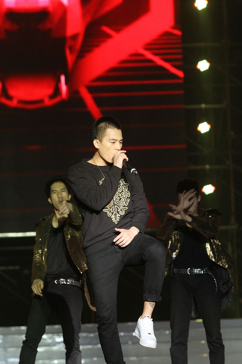 2013年10月26日,湖南宁乡,2013快乐男生赛后首场演唱会在湖南宁乡县百