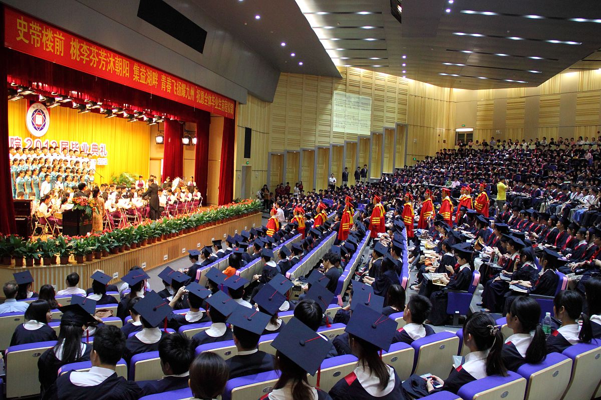 用中文翻译下列话语：As a sixth-grade student I would like to share some tips on how to behave in a public place Here are my top picks1 When visiting a museum or art gallery please do not touch the exhibits and