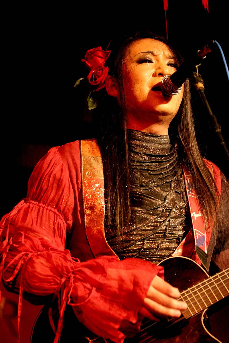 2006年2月14日晚,北京,二手玫瑰乐队在新豪运酒吧举行专场演出.主唱梁