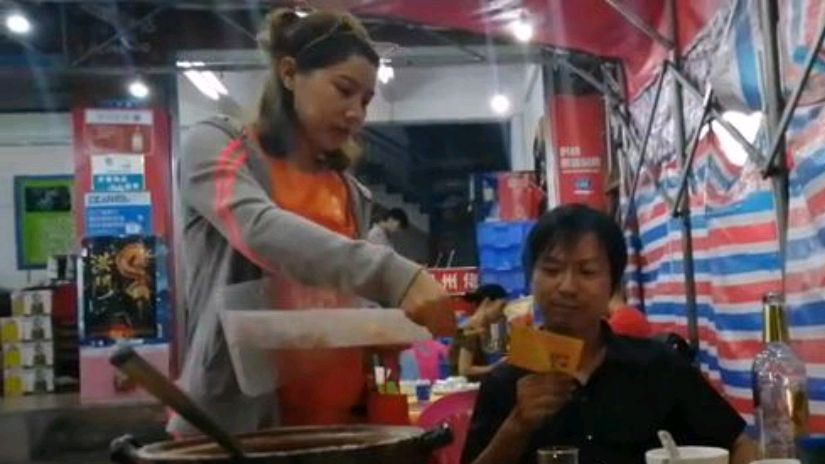 东莞夜市大排档,菜品丰富味道媲美酒楼,还有靓妹免费送小吃