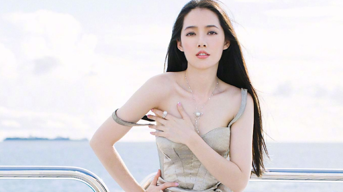 #每日娱乐快讯# 【郭碧婷晒与向佐嘟嘴丑照,只为帮向太咖啡厅打广告】11月25日郭碧婷久违