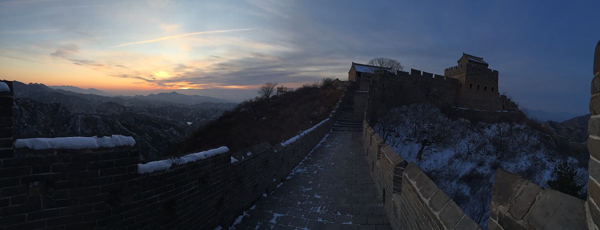 2019年12月21日,傍晚时分,河北省承德市滦平县金山岭长城,出现壮美晚