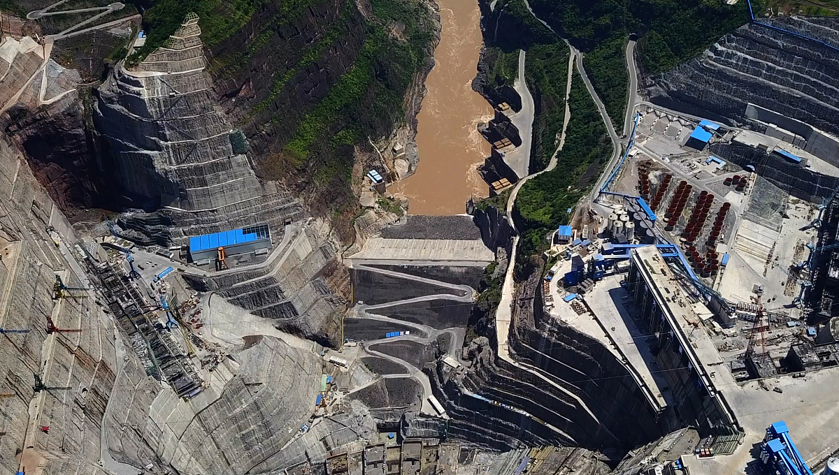 抽水蓄能电站建设位置：不限于层状岩体