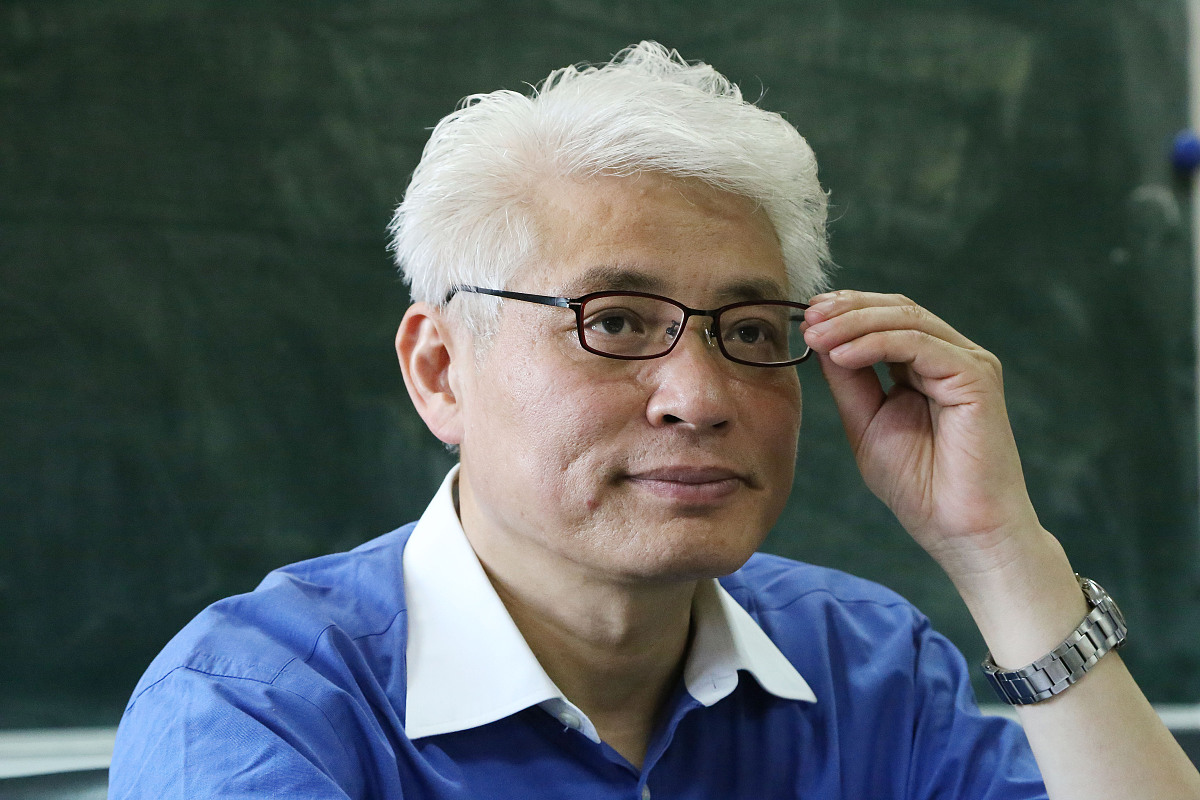 写一个大蔡在大学寝室因为打游戏学会日语成为汉奸的故事