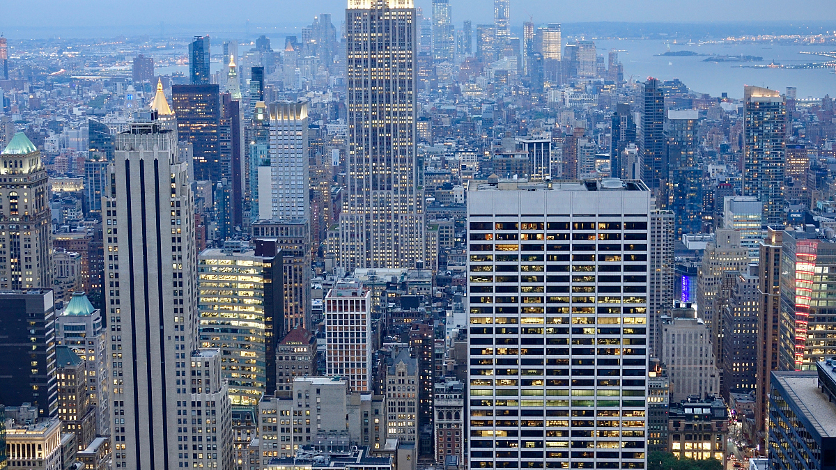 请问在美国曼哈顿中城区一个月要交2000多美金的物业费他的房子嗯需要多少钱这个问题无法回答因为物业费是指管理和维护公共设施的费用不是房子本身的费用。房子的价格取决于其大小、位置、设施、年龄等多种因素。曼哈顿3000刀的房产税房屋总估值多少？