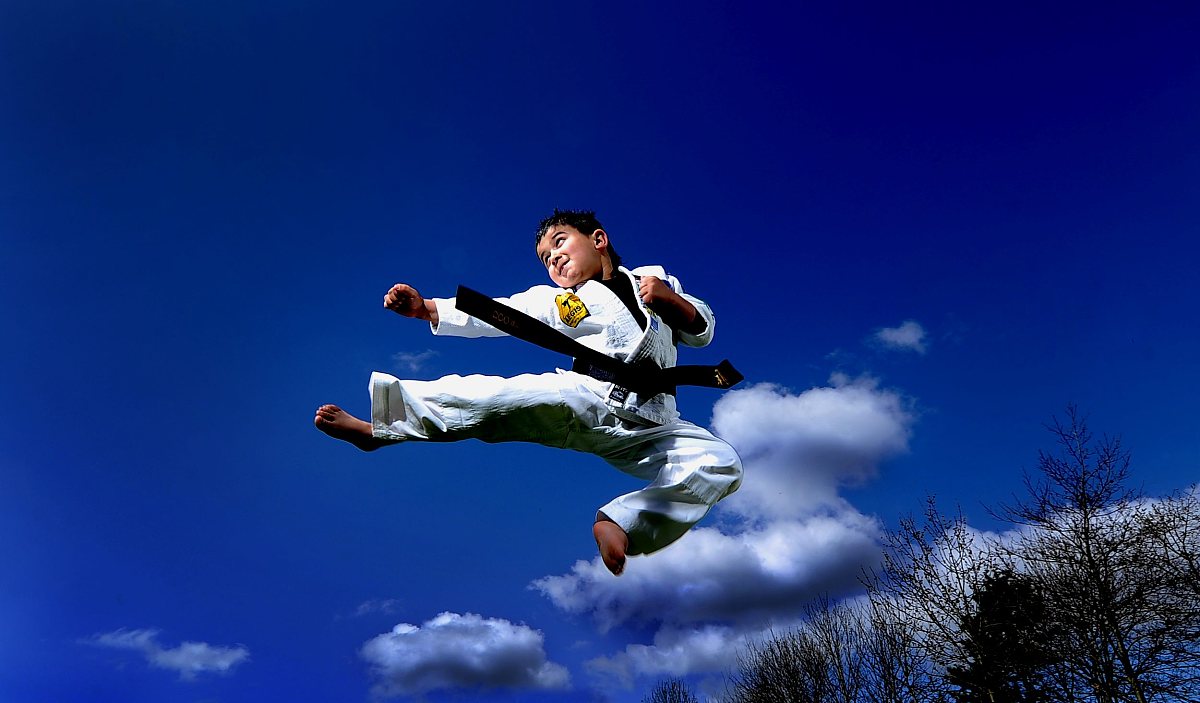 2015年,英国利兹,年方6岁的英国男孩jake frood终于获得空手道黑带二