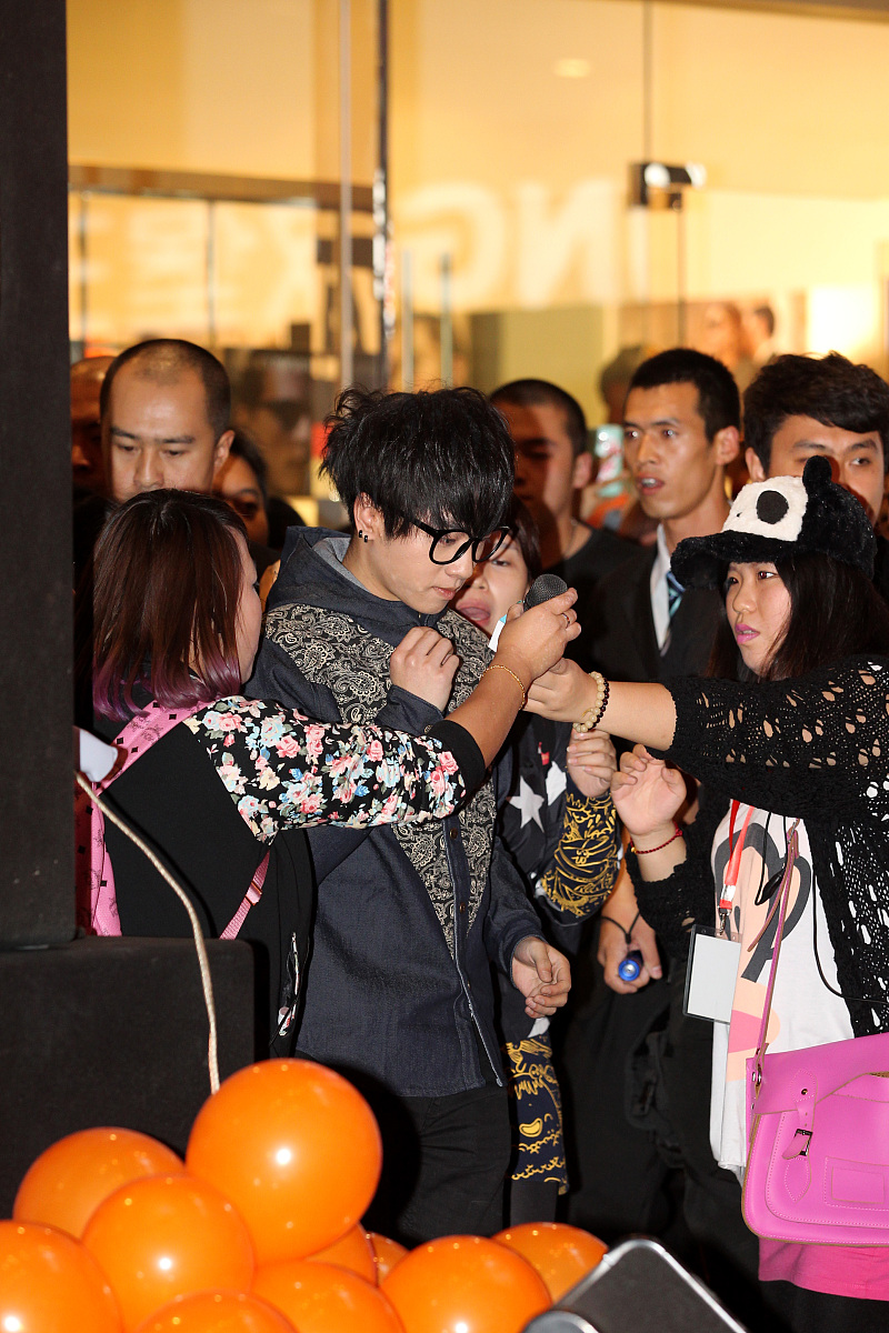 2013年10月13日,北京,2013年快乐男生北京签售会举行.***_***华晨宇 ,