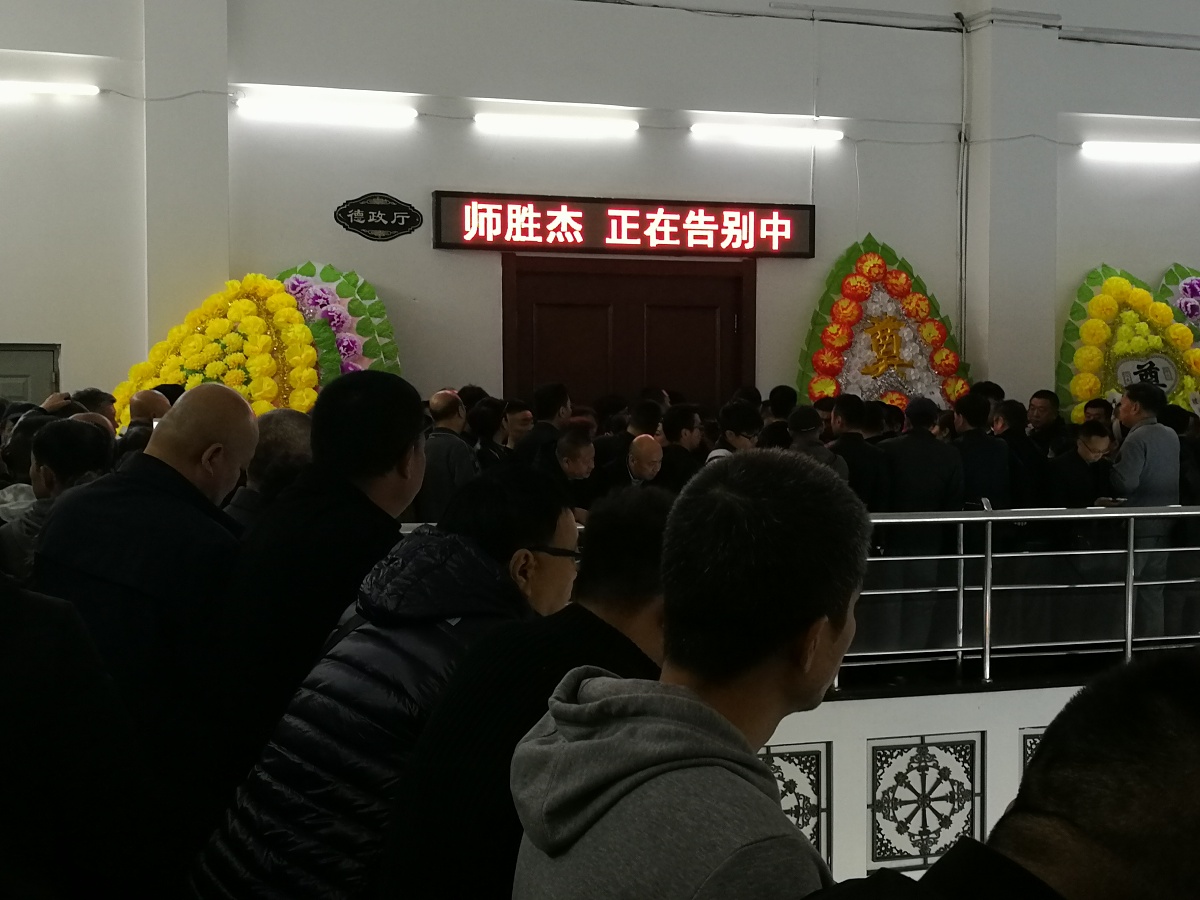 60岁以下女同学去世悼念条幅怎么写