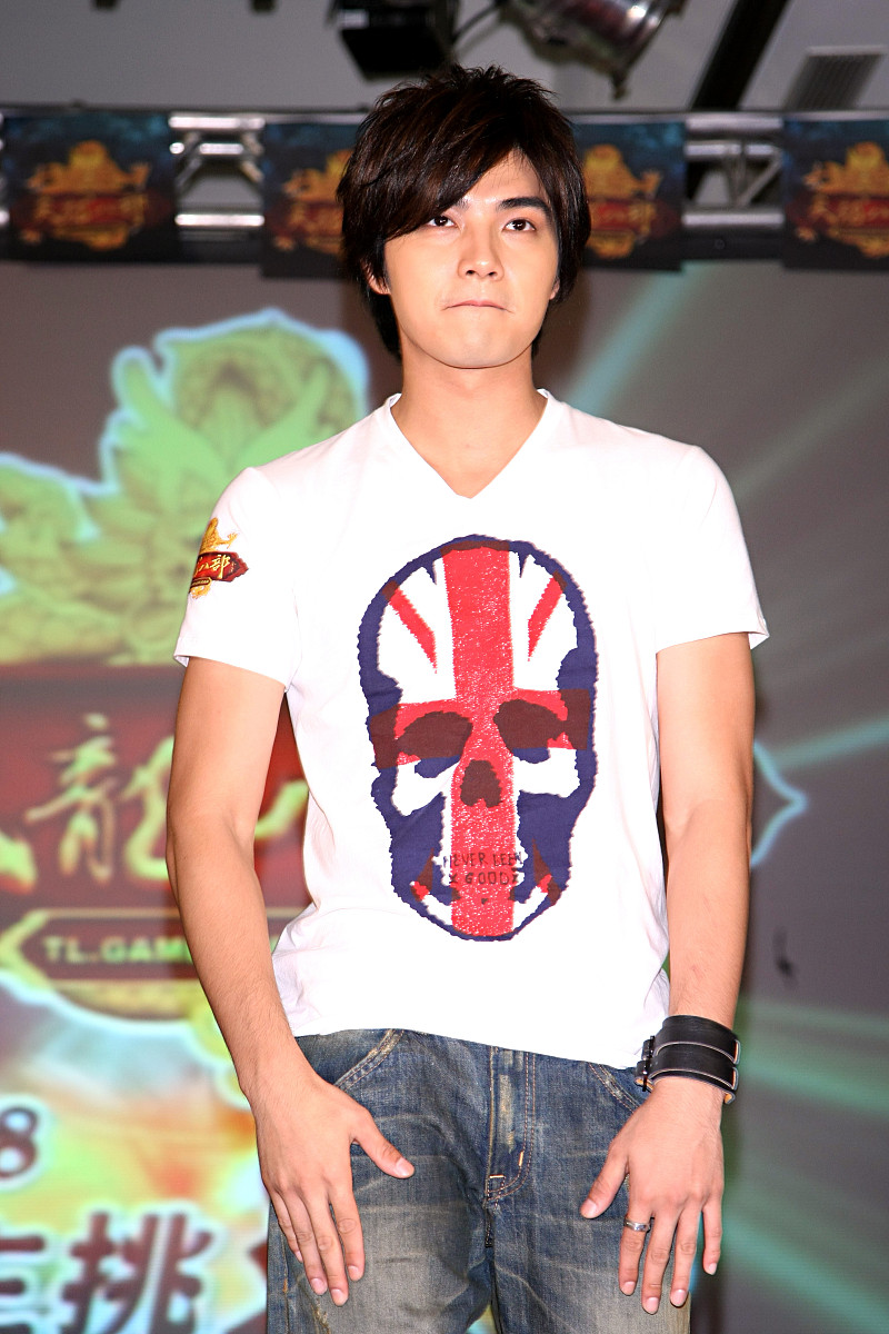2008年8月16日,台北,贺军翔出席在线游戏的代言活动.+++_+++贺军翔