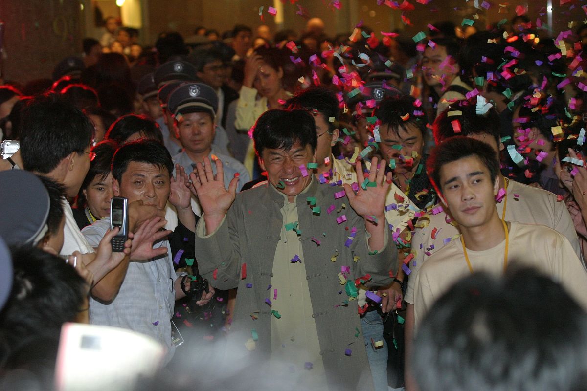 2004年9月20日,《新警察故事》在上海举行了新闻发布会及电影首映礼.