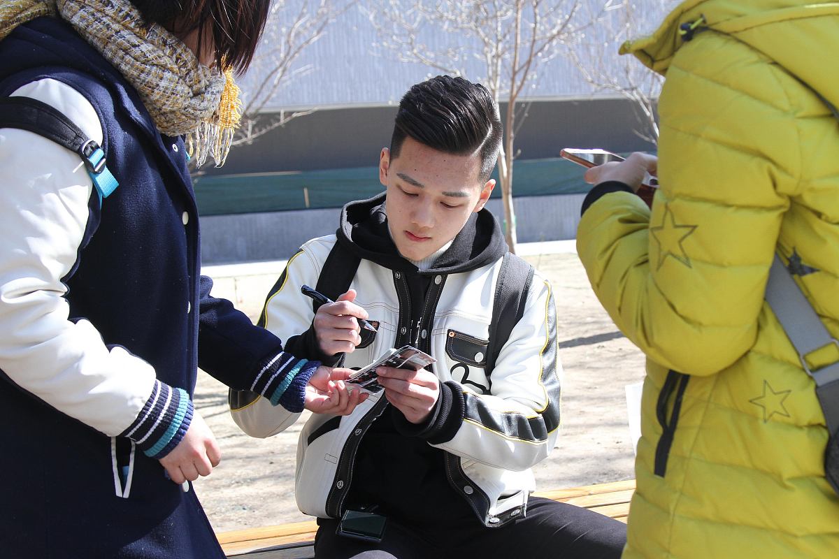 黄景瑜与弟弟户外徒步旅行，传递温暖与成长