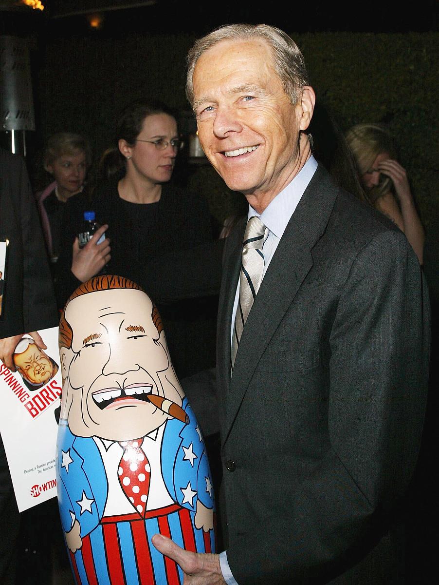 2004年3月3日,洛杉矶.(从左到右)前加州州长 gray davis 和一个施瓦辛