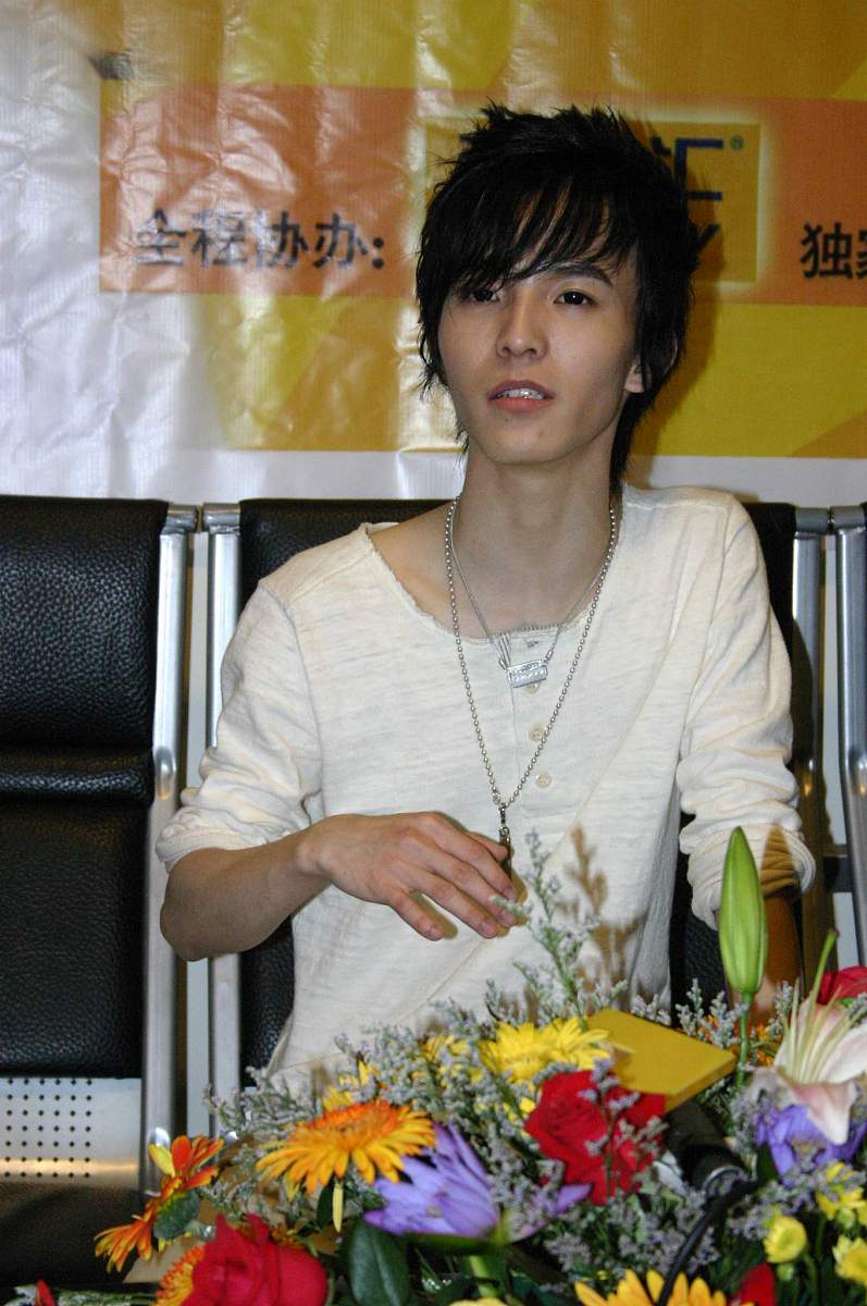 2005年5月1日,国内任气青春偶像极小说作家郭敬明,抵达长沙进行寻找演