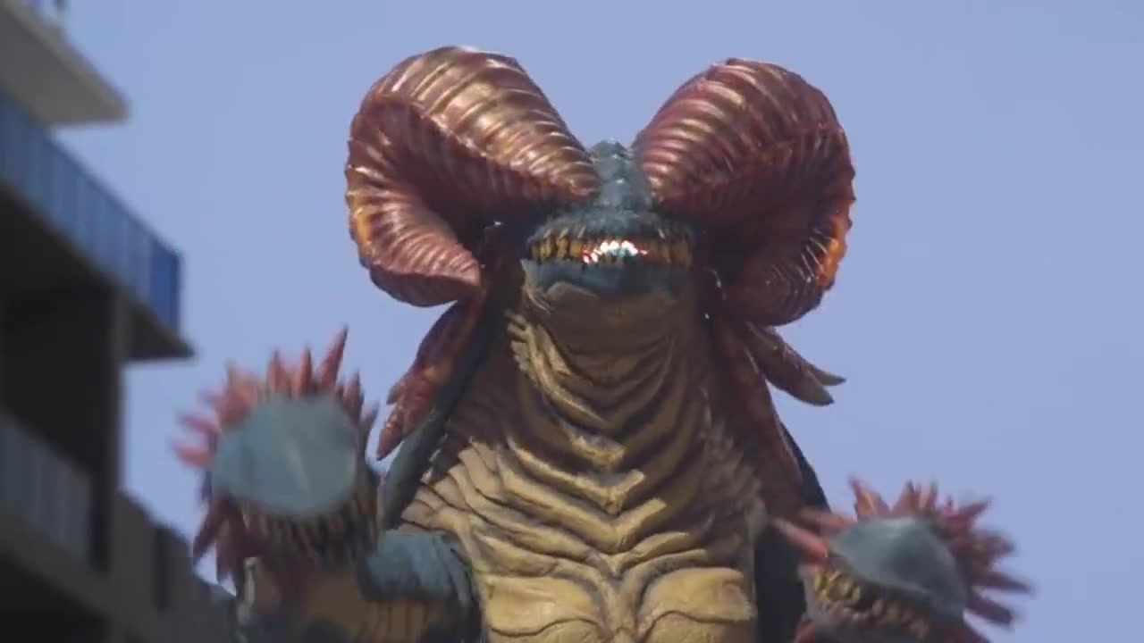 罗布奥特曼看来这怪兽很不好对付啊,要是被打到我就完了