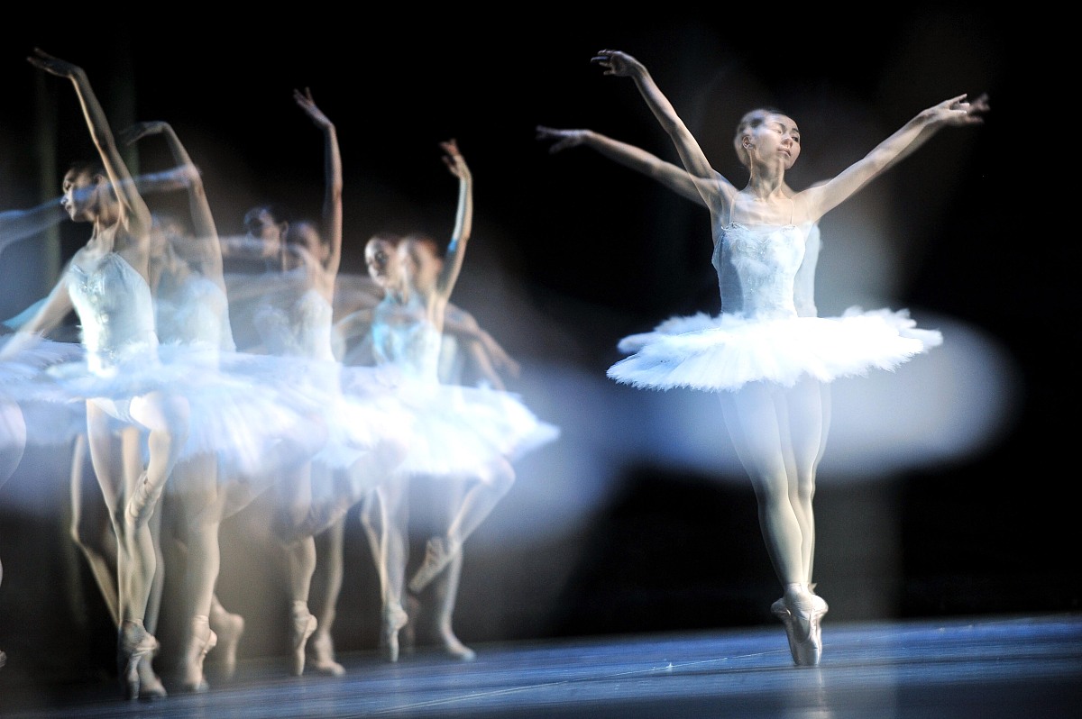 2 力效理论解析舞蹈动作和主题的关联性《天鹅湖》的舞蹈动作是表现主题的重要手段之一。舞者通过身体语言和音乐的配合将情感和内涵表现得淋漓尽致。在舞蹈动作中力量和效果是两个重要的方面。在《天鹅之舞》中天鹅公主和四只天鹅的舞蹈动作流畅优美展现了她们的自由和纯洁。这些舞者的动作强调了柔美和流畅的效果使观众感受到了天鹅的优美和高贵。而黑天鹅的出场则表现了她的自负和欲望舞蹈动作极具挑战性和力量感。黑天鹅的舞姿