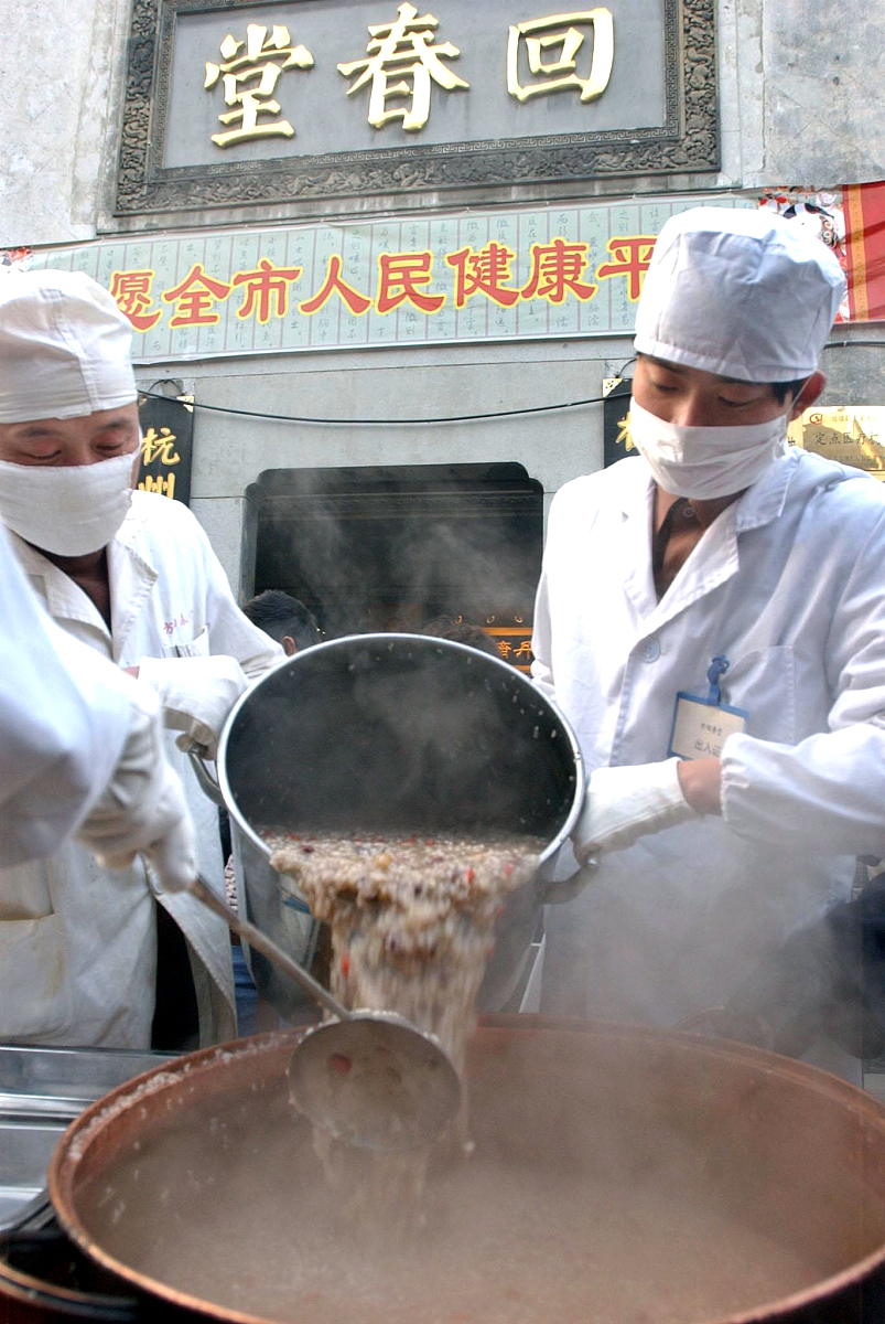2005年1月17日,杭州,今天是农历十二月初八,杭州百年药房"回春堂"在门