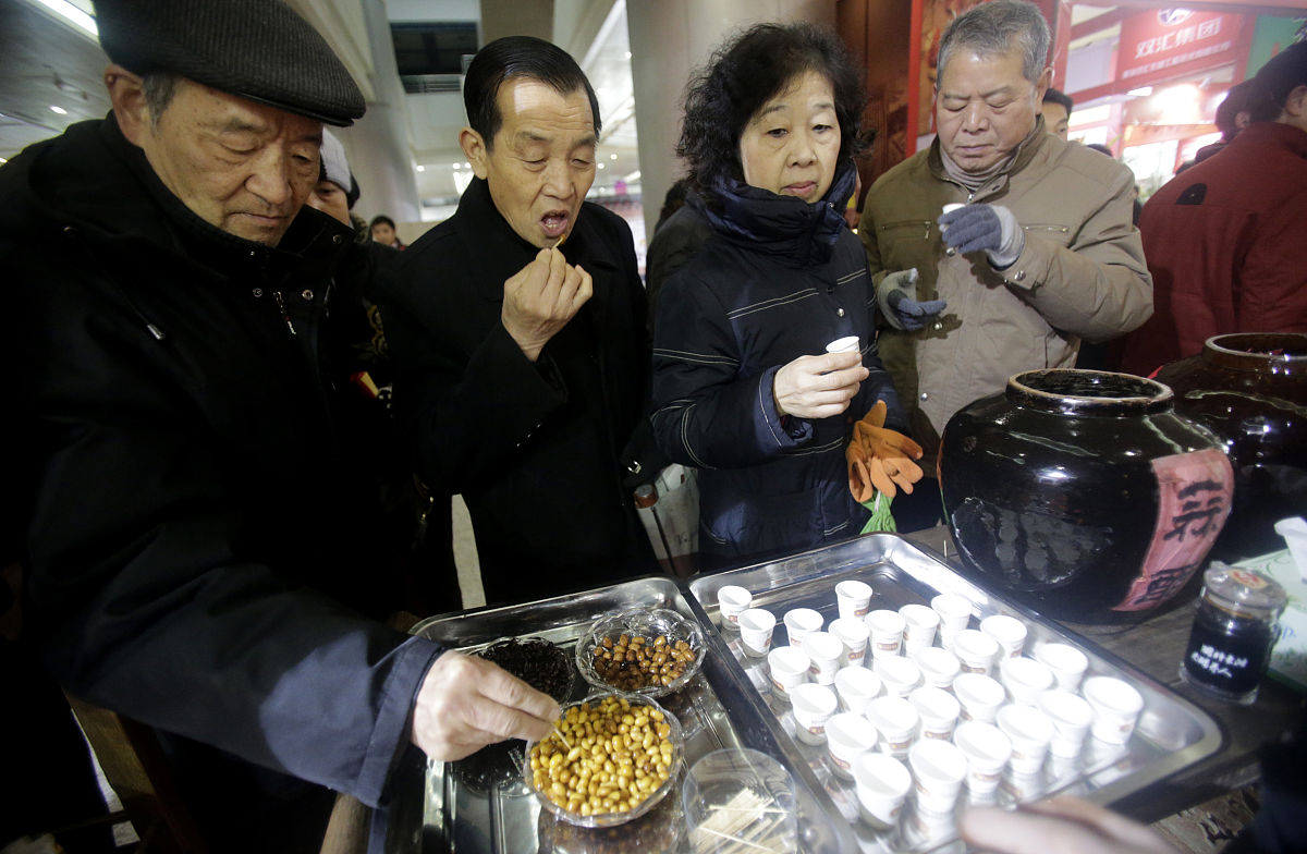 2013年1月4日,武汉,560元1斤的陈醋引起市民的关注.3日上午,第十五届