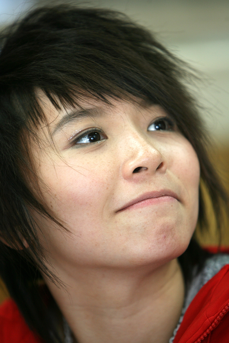 2007年4月16日,人气超女黄雅莉到西安《华商报》接听热线.+++_+++黄雅