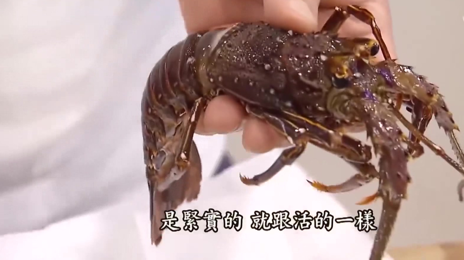小伙卖龙虾,连虾壳都能吃掉,香酥异常,顾客直呼过瘾