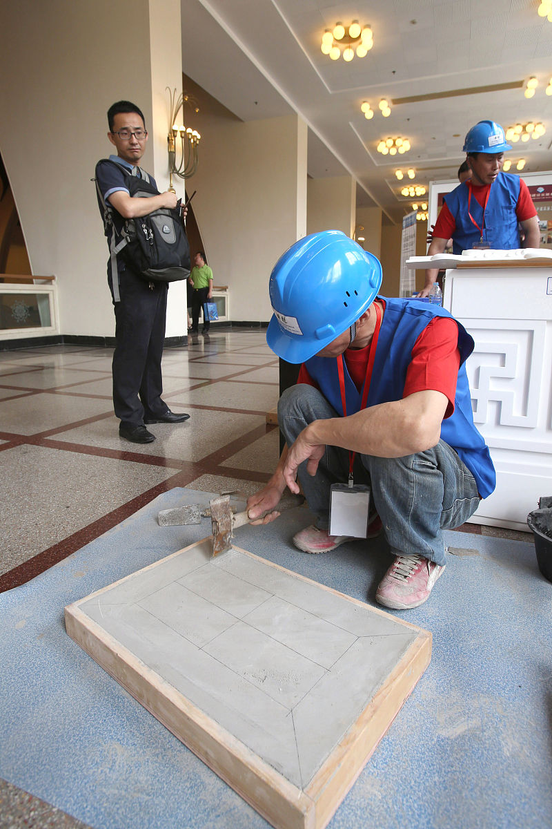 给澳洲工程师写一份英文邮件 内容如下针对这次事情首先值得欣赏的是现场工程师友好的工作态度为了以后的协作提出以下几点问题希望下次改进。 1 他们对WSO 安装的步骤不熟悉安装前提是需要WSO L2 team 做 pre enrollment但是直到昨天的周一由我协助完成的pre enrollment 2 工程师反馈提前做了pre enrollment是私下联系Sephora IT来完成不符合规范任何