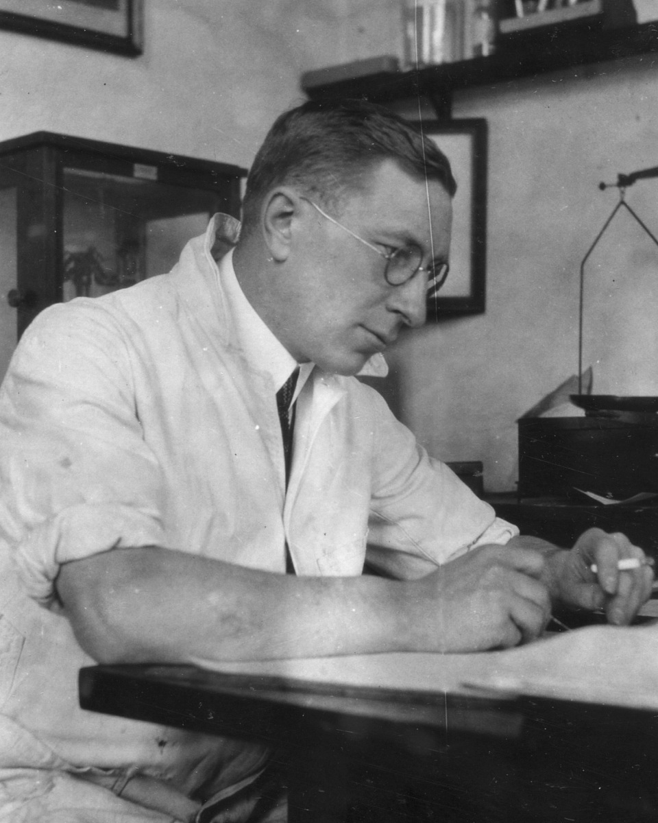 1921年回加拿大,在多伦多大学医学院任职.***_***photograph of frede