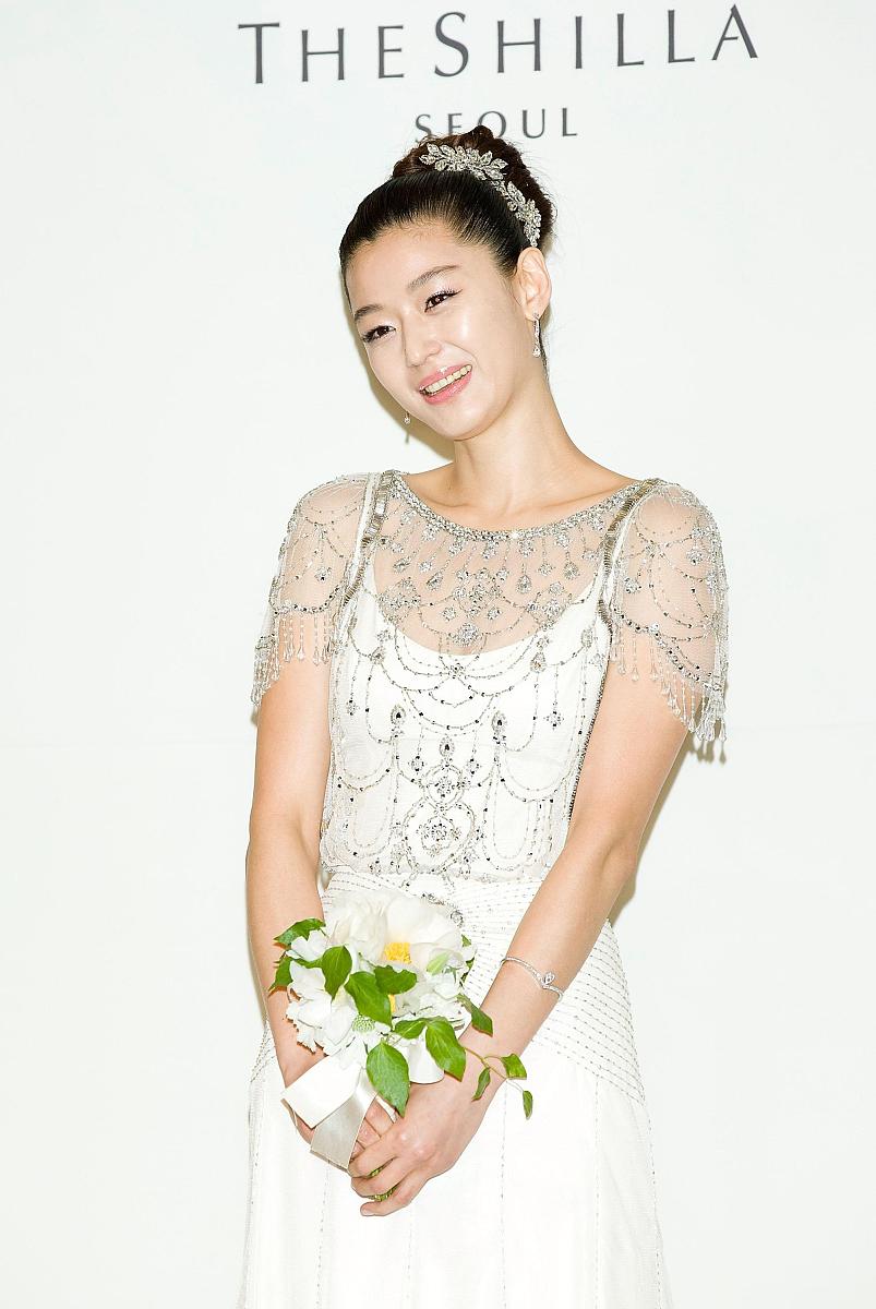 2012年4月13日,首尔,全智贤在新罗酒店举行了婚礼新闻发布会.***_***