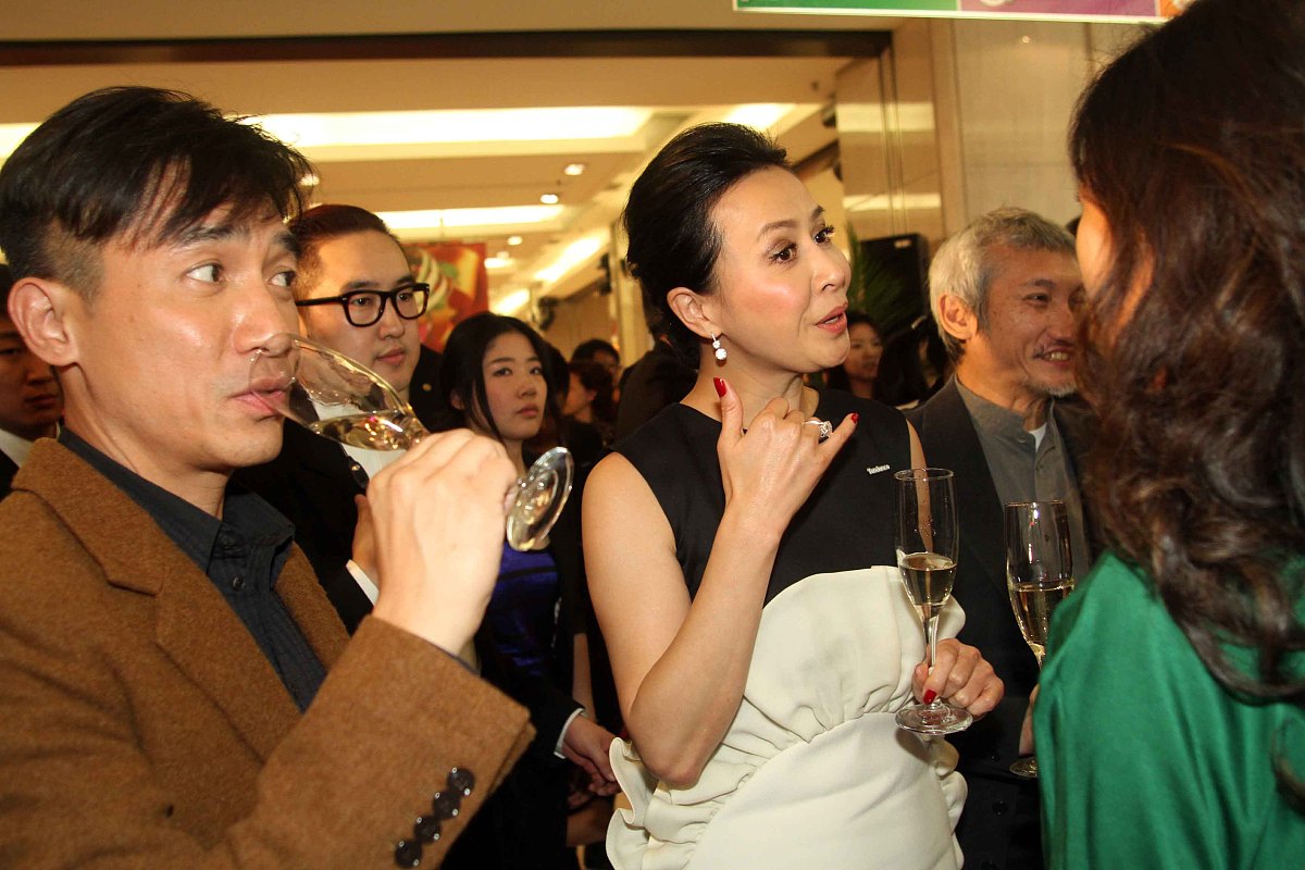 2011年11月3日,北京,明星代理的某著名腕表品牌在北京开店.***_***梁