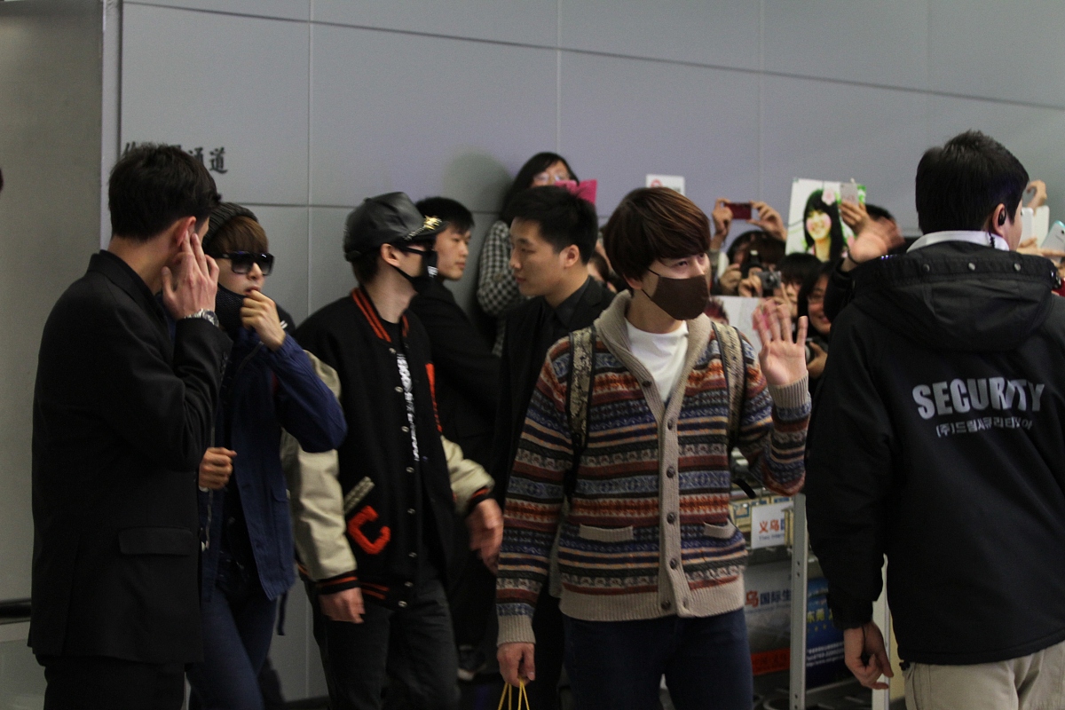 2013年03月01日,上海,韩国super junior-m成员抵达上海浦东机场.***_*