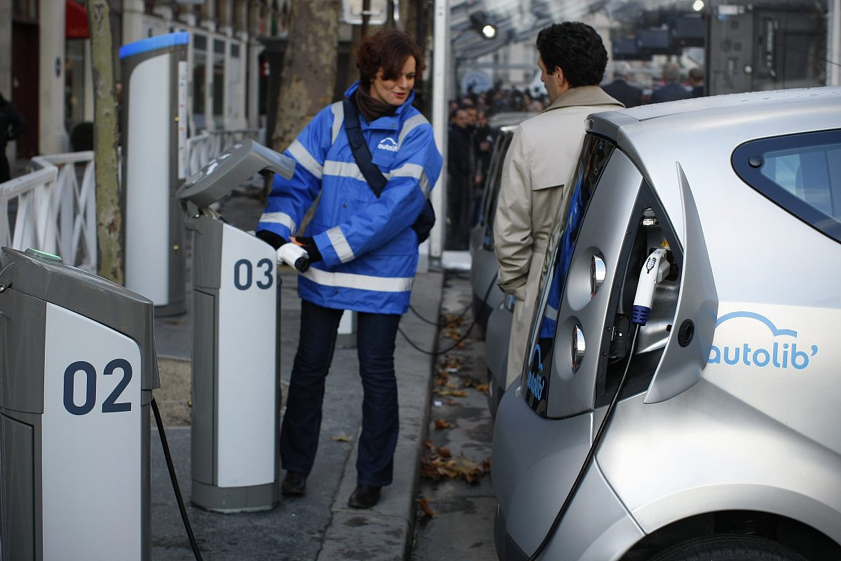 关于佛山市明确电动摩托车政策的执行细则过程中严格落实年龄限制和驾照要求的对策写成一段话的形式。